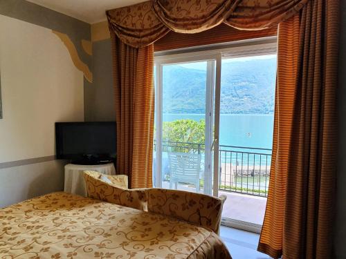 坎诺比奥Albergo Del Lago的一间卧室设有一张床和一个美景窗户。