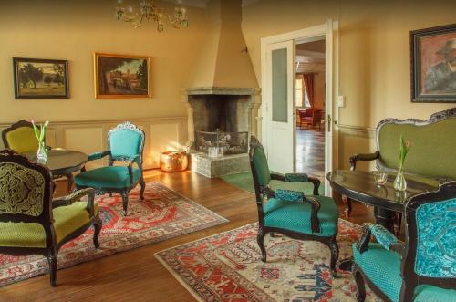 利勒哈默尔布雷塞斯第一酒店的客厅配有桌椅和壁炉
