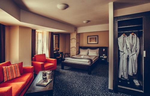 康斯坦察凯瑞卡酒店的酒店客房配有床、沙发和椅子
