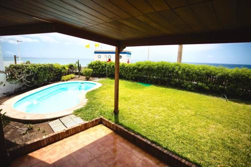 圣阿古斯丁迈阿密海滩简易别墅酒店的一座位于庭院内的游泳池,背景是大海