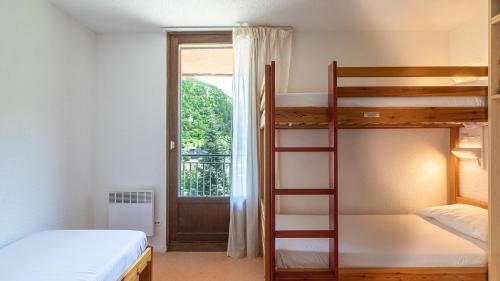 戈格斯拉基斯度假原住酒店客房内的一张或多张双层床