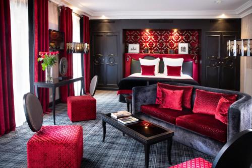 巴黎巴黎歌剧院爱德华七世酒店的客厅配有床和红色沙发