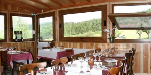 勒奥瓦尔德杜克鲁兹维赫乡间渡假别墅酒店的用餐室设有桌椅和窗户。