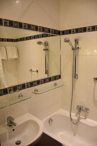 布拉格阿比斯酒店的白色的浴室设有水槽和淋浴。