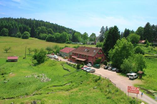 勒奥瓦尔德杜克鲁兹维赫乡间渡假别墅酒店的空中景色,房子里停有汽车