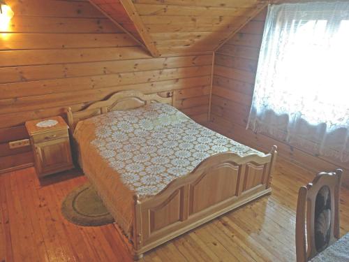 KryžkalnisPas Medžiotoją Motelis的小木屋内一间卧室,配有一张床