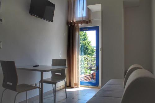雷诺河畔卡萨莱基奥Time Out ApartHotel的客房设有床、桌子和窗户。