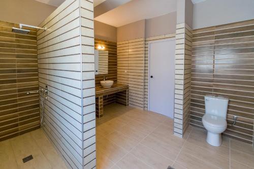 罗达奇诺Mary Beach的一间带卫生间和水槽的浴室