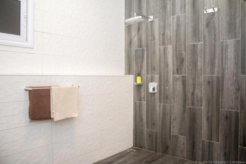 科托努L'imprévu的带淋浴的浴室和木墙