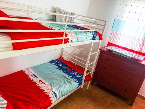 阿桂拉斯Casa Rural Aguilas (Murcia), Venta San Felipe的卧室内的红色白色和蓝色双层床