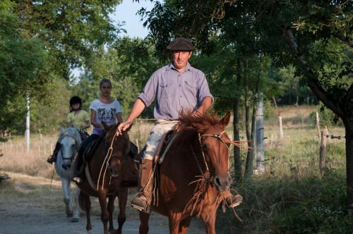 洛特河畔的维伦纽夫莱斯胡谷特斯酒店的骑着马的男人和女人