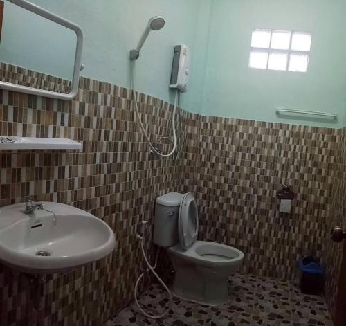 夜占县普切姆之家的一间带水槽、卫生间和淋浴的浴室