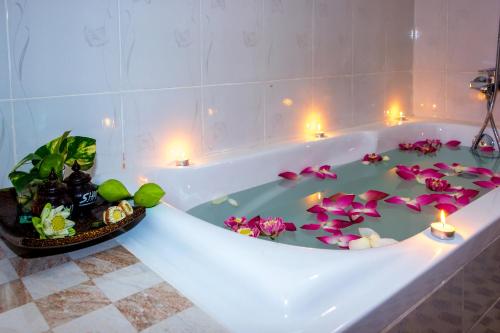 暹粒暹粒切尔德背包客旅舍的浴缸内装有蜡烛和鲜花