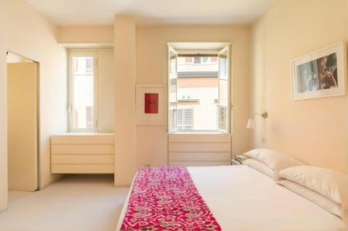 罗马Trastevere Designer Terrace Apartment的一间卧室设有一张床和一个窗口