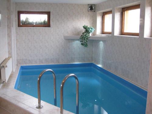 斯祖贝莱克简托雷克旅馆的浴室设有蓝色浴缸,配有两面水龙头