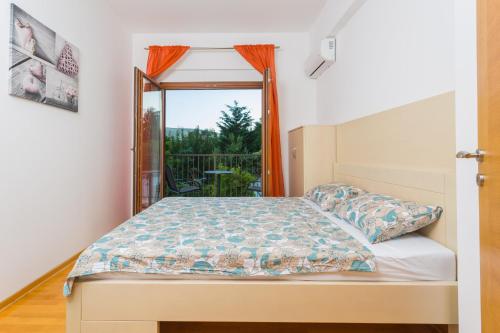 鲍希茨Perla di boka的一间卧室设有一张床和一个窗口