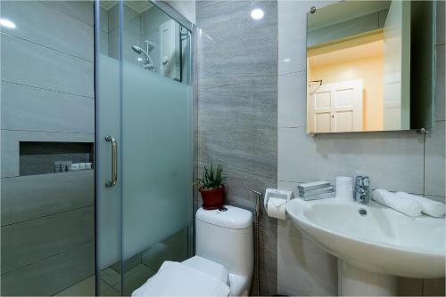 巴斯科Bernardo's Lantia Hotel的浴室配有卫生间、盥洗盆和淋浴。