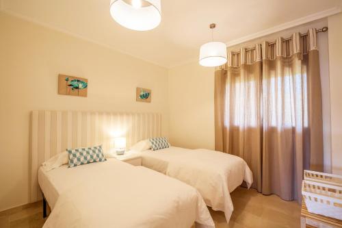 卡萨雷斯2279-Lovely 2 bedrooms with terrace with views的一间卧室设有两张床和窗户。