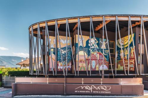 博尔扎诺纳普拉艺术设计酒店的建筑的侧面有色彩缤纷的窗帘