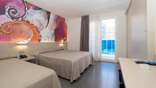 圣苏珊娜里维埃拉酒店 的酒店客房设有两张床和窗户。
