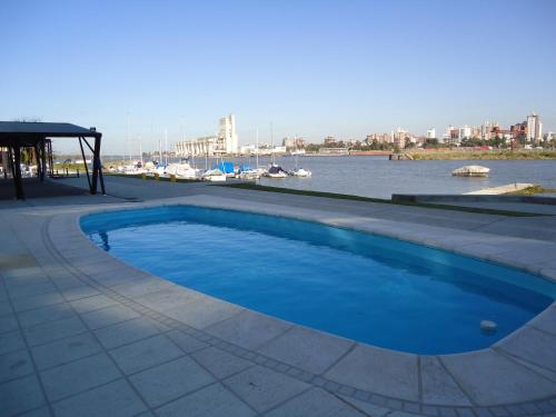 圣达菲阿玛拉斯港酒店及套房的河边的游泳池,有船