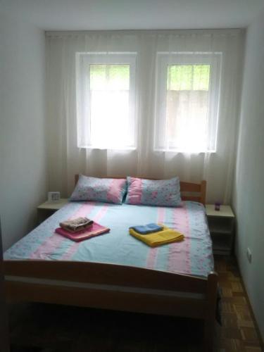 Gornja ToplicaApartman Jevtić 1的一间卧室配有一张床,上面有两条毛巾