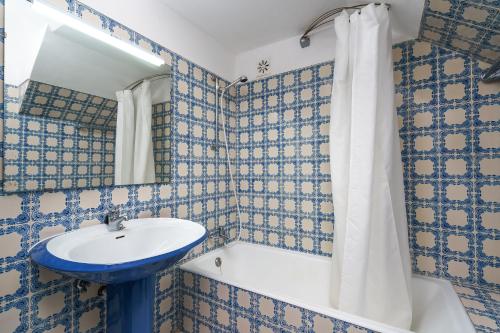 珀彻斯Auffret Holidays的蓝色和白色的浴室设有水槽和镜子