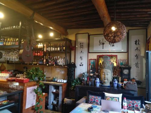 秦皇岛归墟花堂民宿的墙上有头像的酒吧