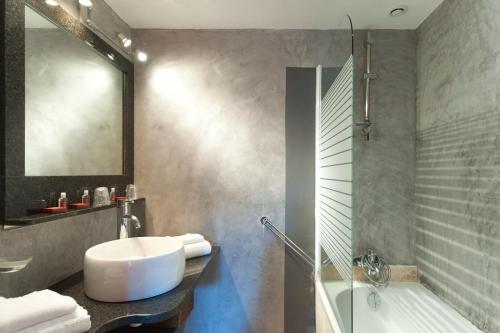 维琪奥港Résidence Domaine De Caranella公寓 的浴室配有盥洗盆和浴缸。