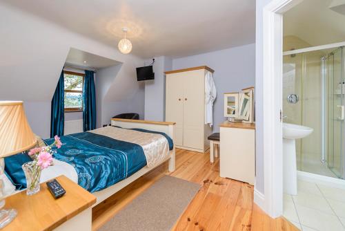 肯梅尔Harbour View Lodge的一间卧室配有一张床、一张桌子和一个水槽