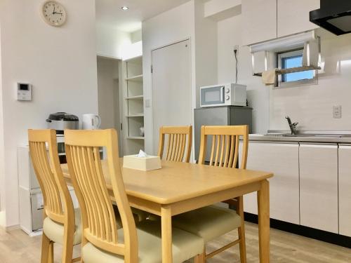 宜野湾市A-style Futenma / Vacation STAY 35872的厨房里配有餐桌和椅子