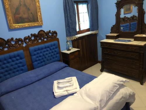 拉维罗Casa Felice的一间卧室配有一张床和一个梳妆台,上面装有托盘