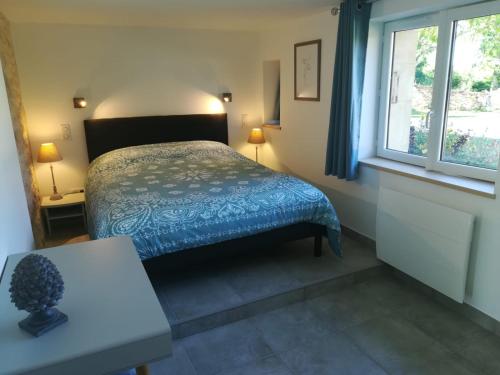 卡斯泰尔诺拉沙佩尔Les Buis的一间卧室设有一张床和一个窗口