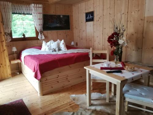 EbenthalFerienhaus Barbara的一间卧室配有一张大床和一张桌子
