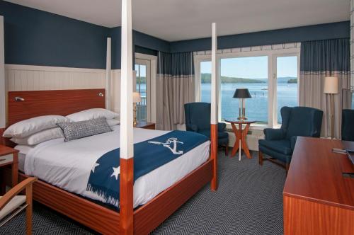梅勒迪斯湖畔米尔瀑布酒店的酒店客房,配有一张床、一张桌子和椅子