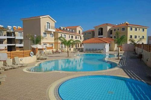 帕拉利米尼Seana House in a luxury resort in Protaras area close to the Sea的大楼中央的大型游泳池