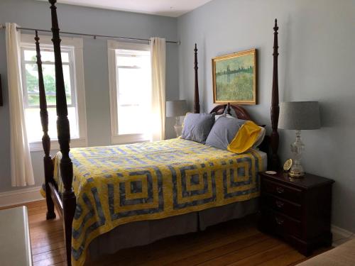 贝菲尔德Lucy's Place的一间卧室配有一张黄色和蓝色毯子的床