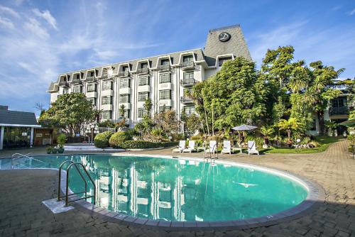 罗托鲁瓦卓越酒店的大楼前设有游泳池的酒店