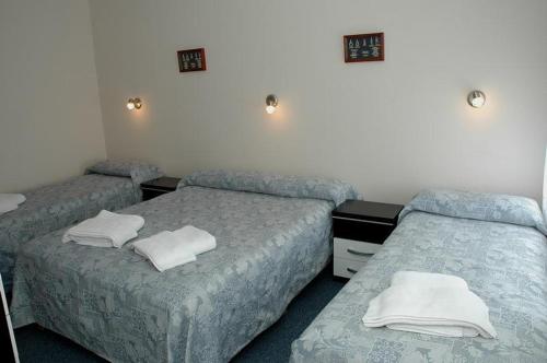 圣胡利安港波萨达德雷克宾馆的一间客房配有两张床和毛巾