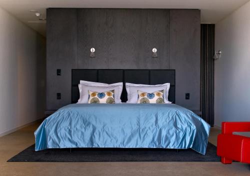 红山南Port Phillip Estate的一间卧室配有蓝色的床和两个枕头