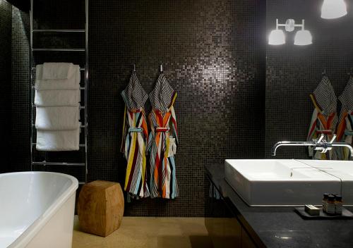 红山南Port Phillip Estate的浴室配有水槽、浴缸和毛巾