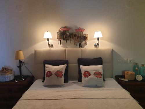 阿吉奥斯伊欧尼斯All about view Agios Ioannis Papa Nero的一间卧室配有带2个枕头的床