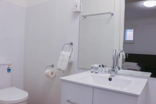 悉尼Glasgow Arms Hotel Ultimo的白色的浴室设有水槽和卫生间。