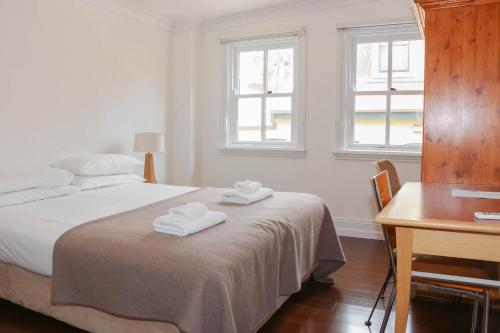 悉尼Glasgow Arms Hotel Ultimo的一间卧室配有一张床,上面有两条毛巾