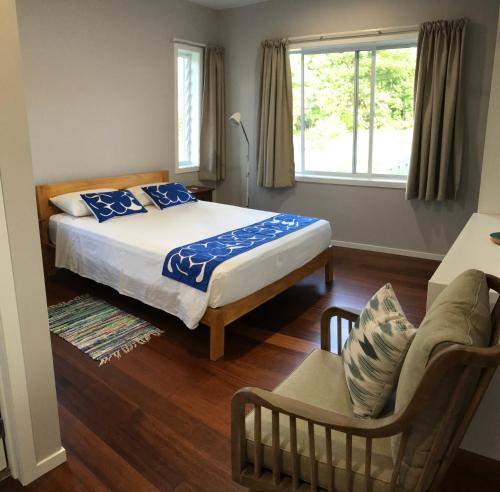拉罗汤加Are'ora - the house for living的一间卧室配有一张床、一张沙发和一个窗口