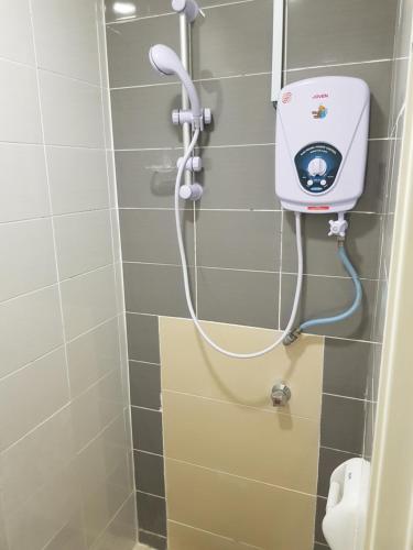 金马仑高原金马仑高原双星酒店 的浴室内配有淋浴和手持烘干机
