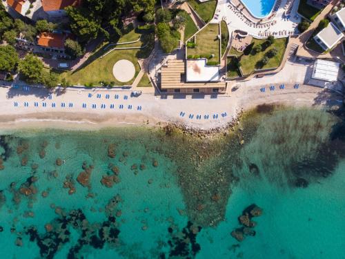 米利尼Maistra Select Astarea Hotel的享有海滩和水域的空中景致