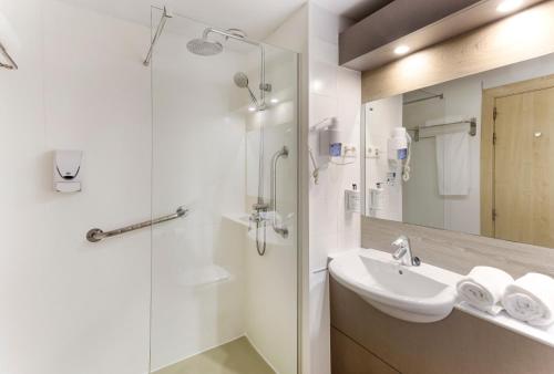 拉斯·罗萨斯·德·马德里B&B HOTEL Madrid Las Rozas的白色的浴室设有水槽和淋浴。