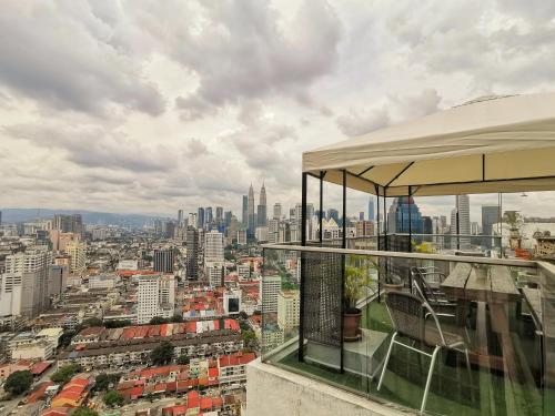 Penthouse on 34 - The Highest Unit and Best Views in Regalia & Private Rooftop Terrace的阳台或露台