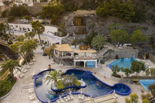 伊斯基亚Apollon Club & Thermal Spa的享有度假村游泳池的空中景致